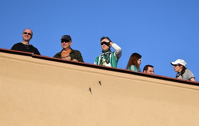 Fanoušci Bohemky vzali útokem balkony, štafle i strom