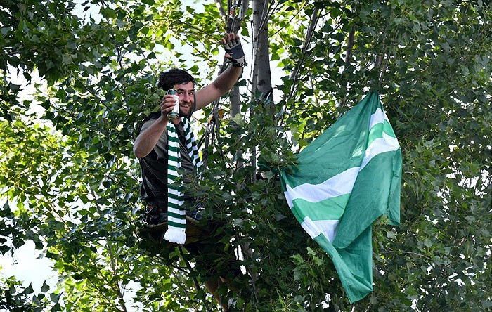 Fanoušci Bohemky vzali útokem balkony, štafle i strom