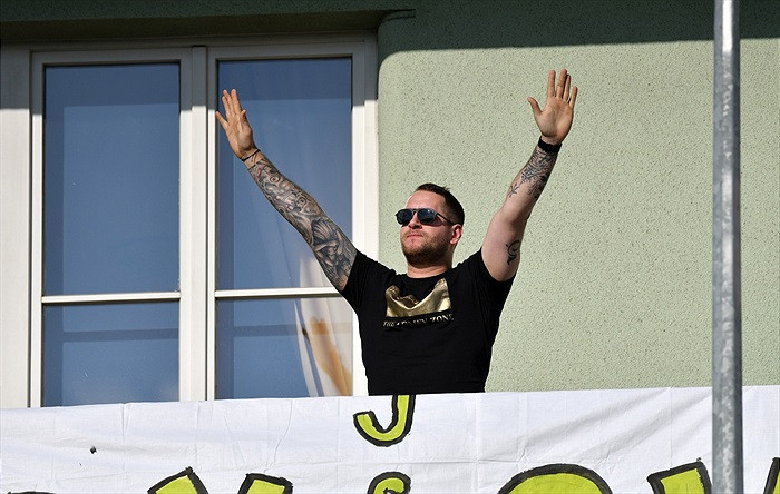 Fanoušci Bohemky vzali útokem balkony, štafle i strom