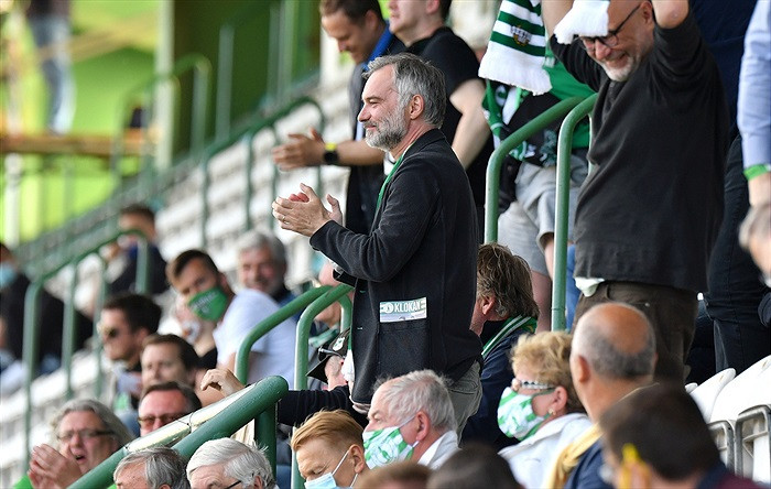 Fanoušci Bohemky vzali útokem balkony, štafle i strom