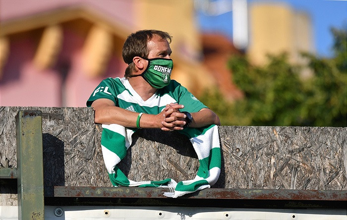 Fanoušci Bohemky vzali útokem balkony, štafle i strom