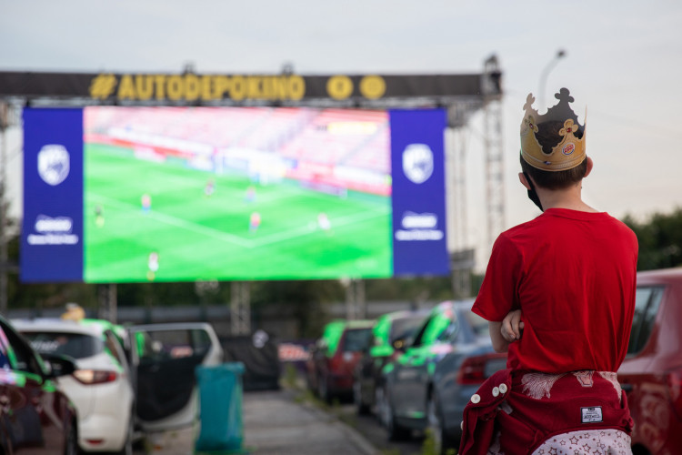 FOTOGALERIE: Fanoušci sledovali zápas Viktorky v autokině