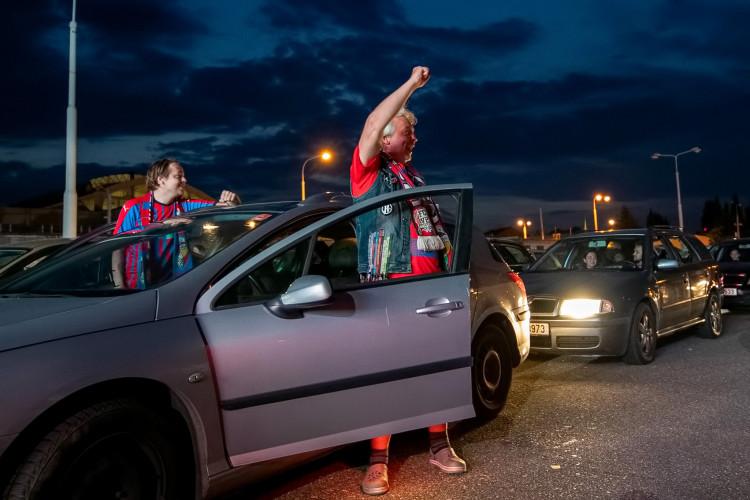 FOTOGALERIE: Fanoušci sledovali zápas Viktorky v autokině
