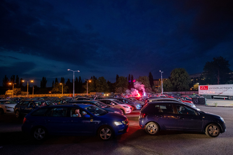 FOTOGALERIE: Fanoušci sledovali zápas Viktorky v autokině