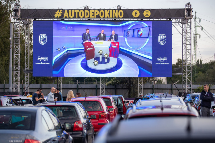 FOTOGALERIE: Fanoušci sledovali zápas Viktorky v autokině