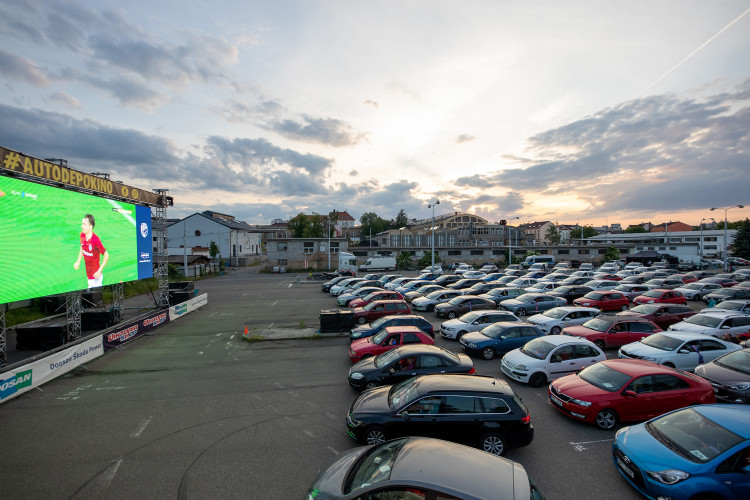 FOTOGALERIE: Fanoušci sledovali zápas Viktorky v autokině