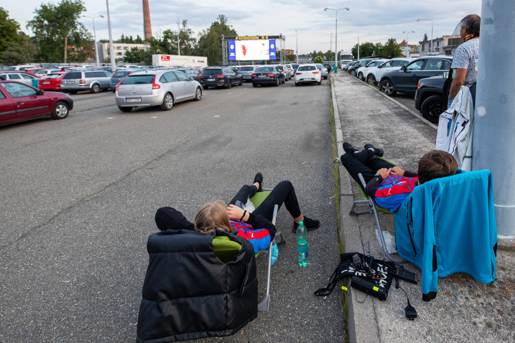FOTOGALERIE: Fanoušci sledovali zápas Viktorky v autokině
