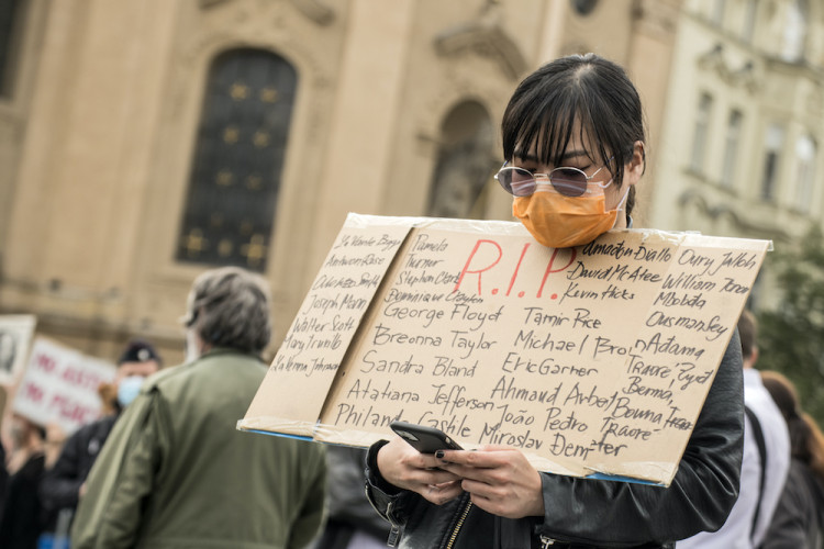 V Praze protestovaly stovky lidí proti policejnímu násilí