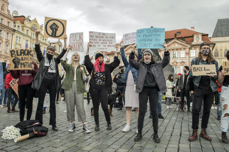 V Praze protestovaly stovky lidí proti policejnímu násilí