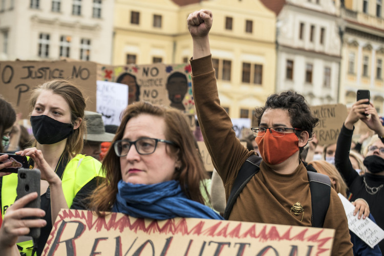 V Praze protestovaly stovky lidí proti policejnímu násilí