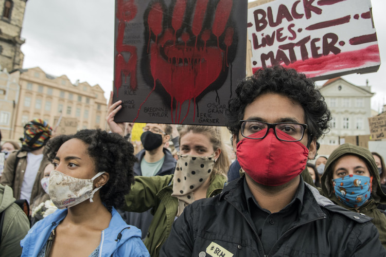 V Praze protestovaly stovky lidí proti policejnímu násilí