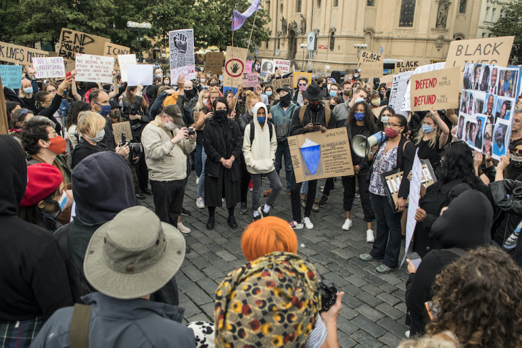 V Praze protestovaly stovky lidí proti policejnímu násilí
