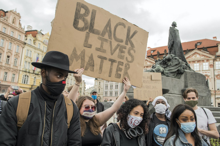 V Praze protestovaly stovky lidí proti policejnímu násilí