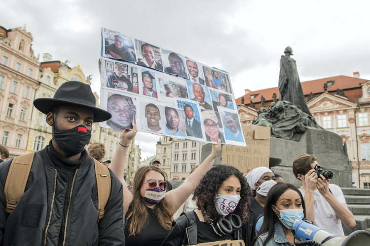 V Praze protestovaly stovky lidí proti policejnímu násilí