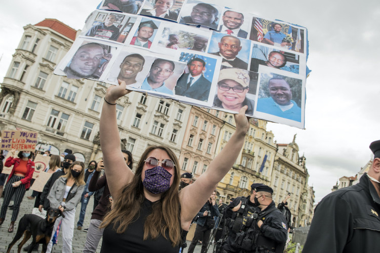 V Praze protestovaly stovky lidí proti policejnímu násilí