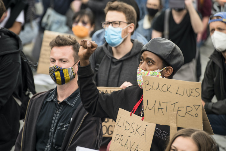 V Praze protestovaly stovky lidí proti policejnímu násilí