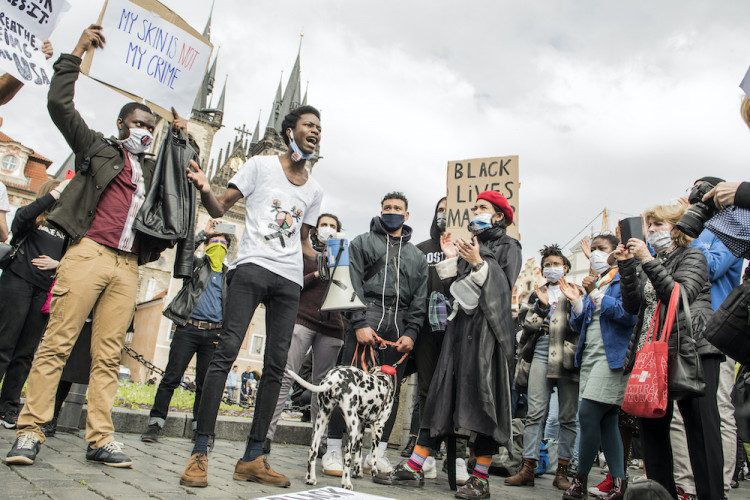 V Praze protestovaly stovky lidí proti policejnímu násilí
