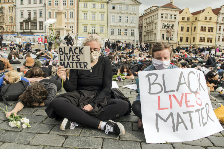 V Praze protestovaly stovky lidí proti policejnímu násilí
