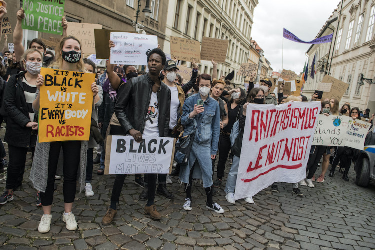 V Praze protestovaly stovky lidí proti policejnímu násilí