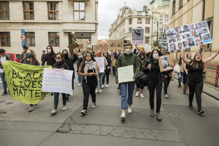 V Praze protestovaly stovky lidí proti policejnímu násilí
