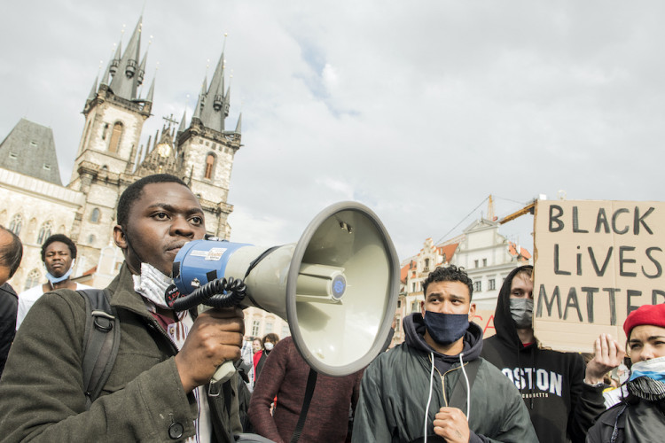 V Praze protestovaly stovky lidí proti policejnímu násilí