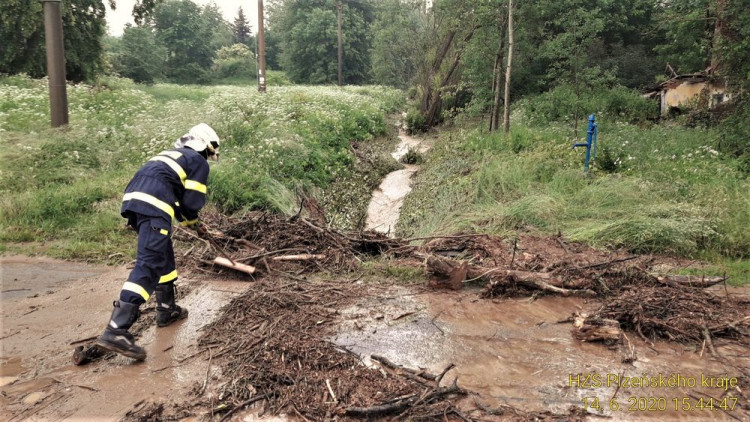 FOTOGALERIE: Hasiči zasahovali ve vytopených obcích