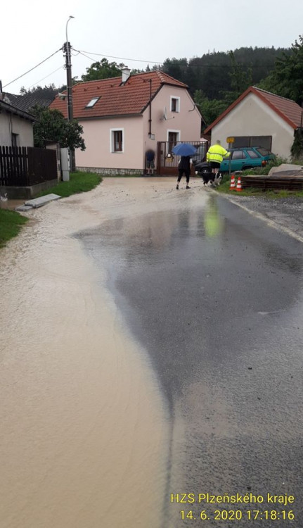 FOTOGALERIE: Hasiči zasahovali ve vytopených obcích