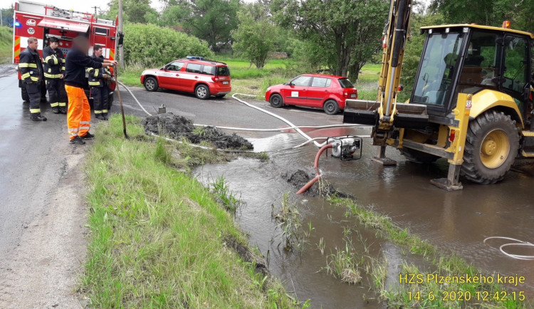 FOTOGALERIE: Hasiči zasahovali ve vytopených obcích