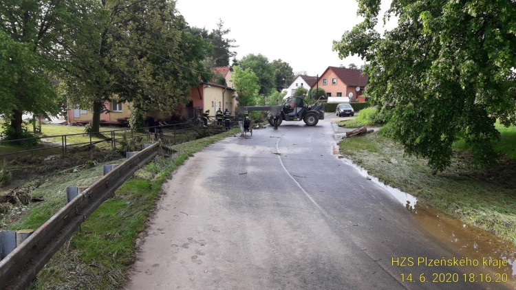 FOTOGALERIE: Hasiči zasahovali ve vytopených obcích