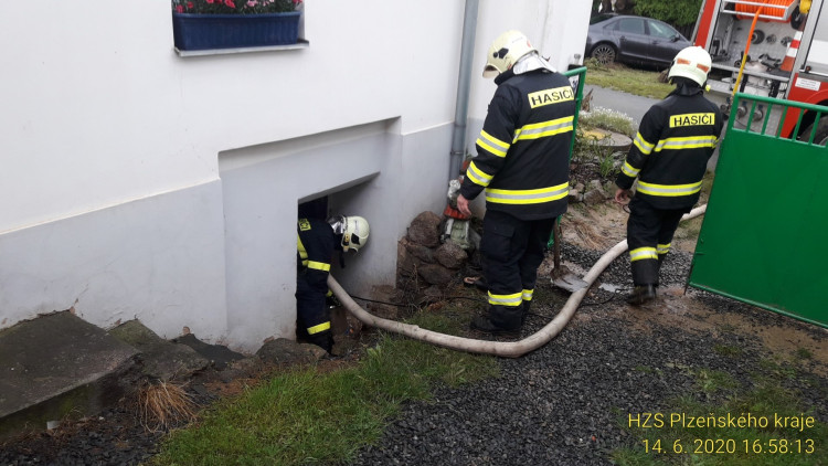 FOTOGALERIE: Hasiči zasahovali ve vytopených obcích
