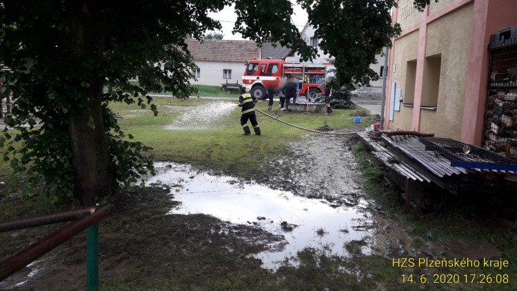 FOTOGALERIE: Hasiči zasahovali ve vytopených obcích