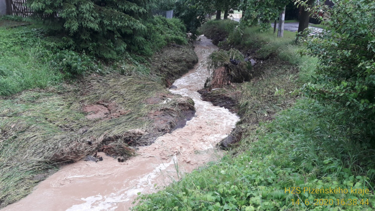 FOTOGALERIE: Hasiči zasahovali ve vytopených obcích
