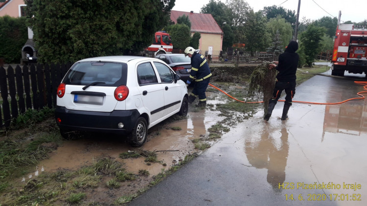 FOTOGALERIE: Hasiči zasahovali ve vytopených obcích