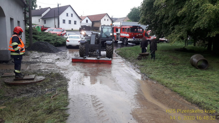 FOTOGALERIE: Hasiči zasahovali ve vytopených obcích