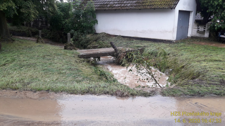 FOTOGALERIE: Hasiči zasahovali ve vytopených obcích