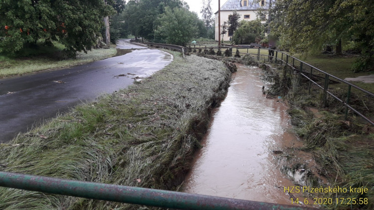 FOTOGALERIE: Hasiči zasahovali ve vytopených obcích