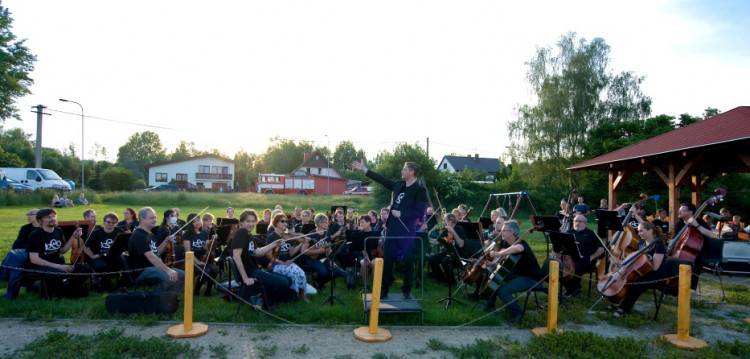 Takhle se děkuje zdravotníkům, policistům a hasičům v Karlových Varech