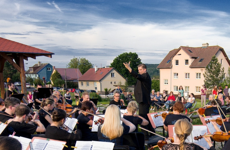 Takhle se děkuje zdravotníkům, policistům a hasičům v Karlových Varech