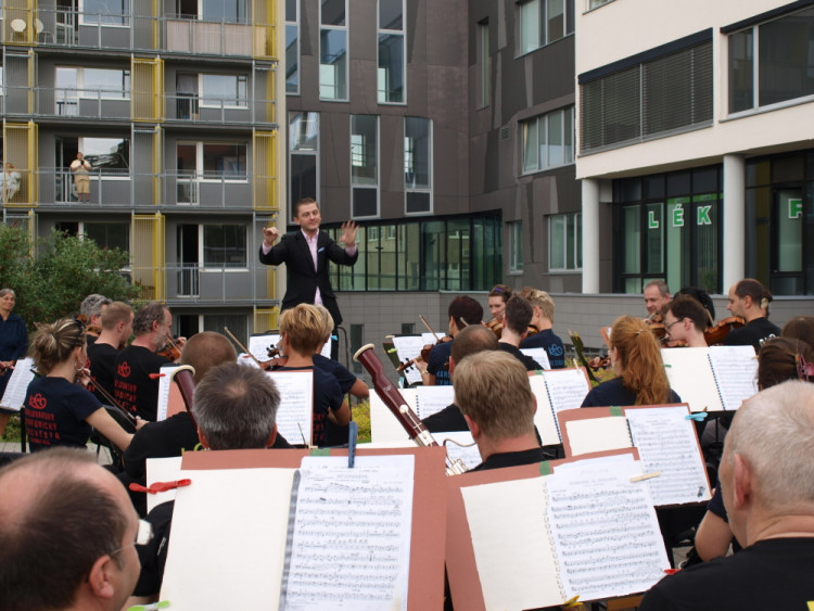 Takhle se děkuje zdravotníkům, policistům a hasičům v Karlových Varech