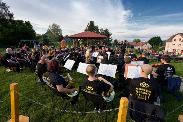 Takhle se děkuje zdravotníkům, policistům a hasičům v Karlových Varech