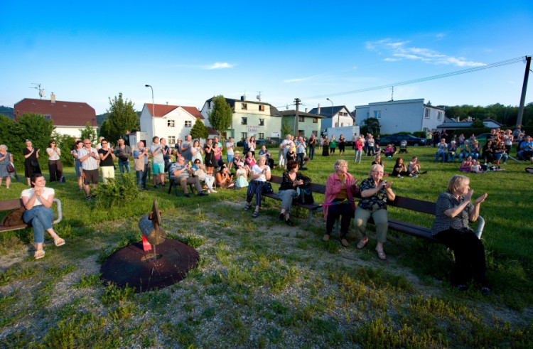 Takhle se děkuje zdravotníkům, policistům a hasičům v Karlových Varech