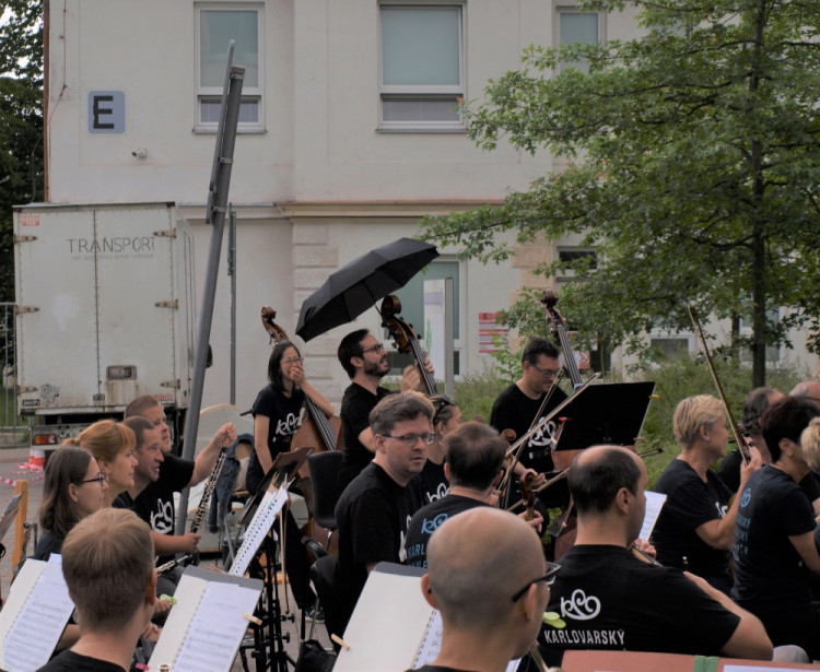 Takhle se děkuje zdravotníkům, policistům a hasičům v Karlových Varech