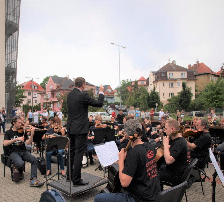 Takhle se děkuje zdravotníkům, policistům a hasičům v Karlových Varech