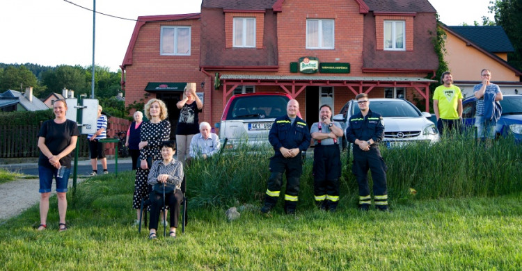 Takhle se děkuje zdravotníkům, policistům a hasičům v Karlových Varech