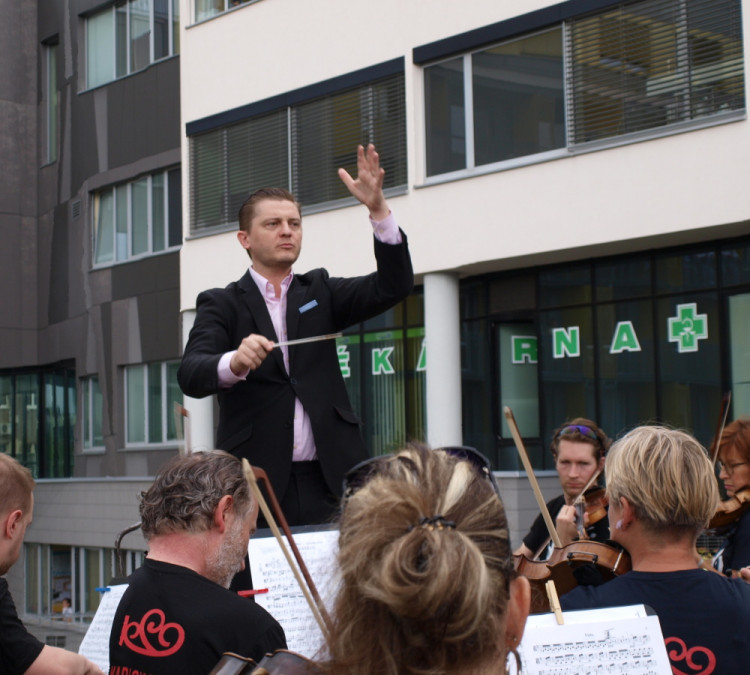 Takhle se děkuje zdravotníkům, policistům a hasičům v Karlových Varech