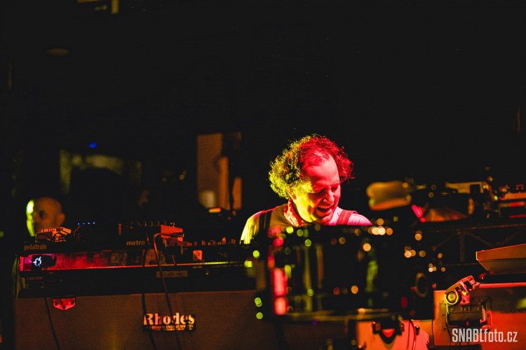 FOTOGALERIE: Monkey Business roztančili olomoucký Sklub. Poprvé od karantény