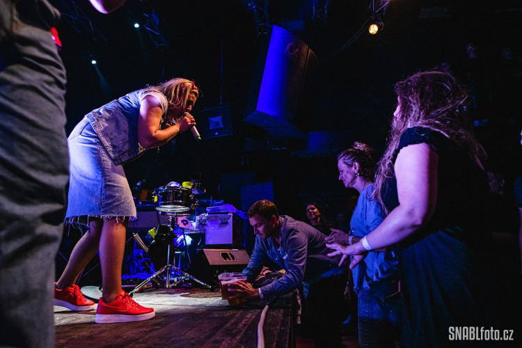 FOTOGALERIE: Monkey Business roztančili olomoucký Sklub. Poprvé od karantény