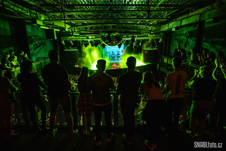 FOTOGALERIE: Monkey Business roztančili olomoucký Sklub. Poprvé od karantény