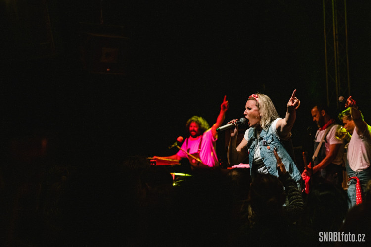 FOTOGALERIE: Monkey Business roztančili olomoucký Sklub. Poprvé od karantény