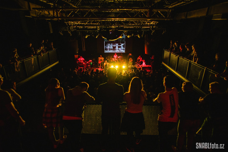 FOTOGALERIE: Monkey Business roztančili olomoucký Sklub. Poprvé od karantény